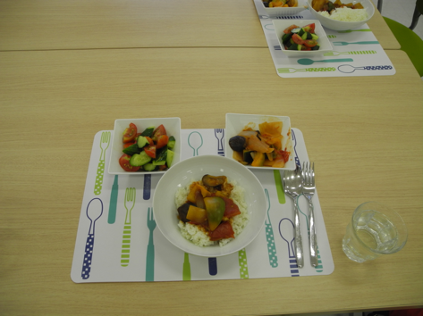 学生が作った料理（ラタトゥイユ、カレー、トマトとキュウリのサラダ）